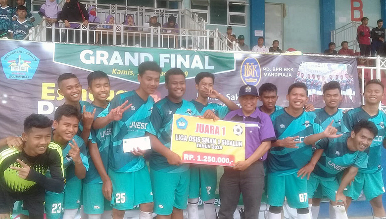 JUARA EPL: Tim kelas XII IPS 2 menjadi juara kompetisi Esmega Premier League 2019 yang digelar di Stadion Soemitro Kolopaking Rabu (3/10).