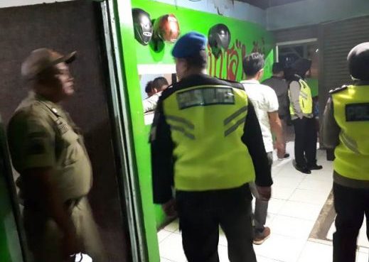 RAZIA: Petugas gabungan cipta kondisi dari Polisi, TNI dan Satpol PP Banyumas merazia sejumlah tempat karaoke di Ajibarang Sabtu-Minggu (5-6/10) kemarin.