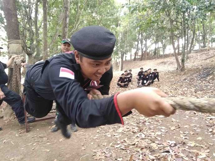 DIKLAT SATGAS : Satgas Karang Taruna dari 18 kecamatan mengikuti diklat di lapangan Desa Karangbanjar Kecamatan Bojongsari dan Buper Munjulluhur Bojongsari, Sabtu-Minggu (26-27/10).