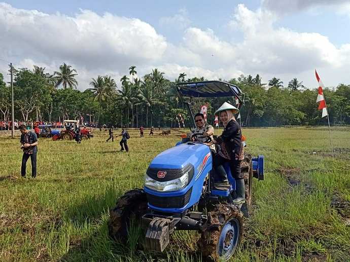 OLAH TANAH : Bupati Tiwi membuka program GPOT di Desa Kembaran Wetan Kecamatan Kaligondang, Kamis (24/10).