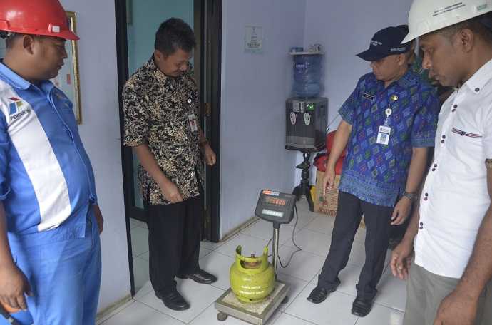 TIMBANG TABUNG: Tim Pemantau Elpiji Bersubsidi Banjarnegara mengamati tabung gas kosong yang ditimbang sebelum pengisian gas di SPPBE PT Enerkon Nusantara.