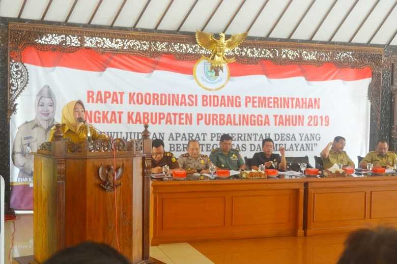 RAKOR PEMERINTAHAN: Bupati Purbalingga Tiwi pimpin rakor pemerintahan di Pendapa Dipokusumo Purbalingga, Selasa (8/10).