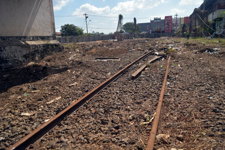 SISA REL BELANDA: Sisa-sisa rel perusahaan kereta api Hindia Belanda Serajoedal Stoomtram Maatschappij (SDS) di komplek Stasiun Timur, bulan Agustus 2019 lalu. (dok TACB Banyumas)