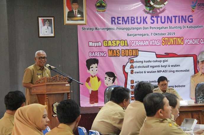 BERIKAN SAMBUTAN: Wabup Banjarnegara Syamsudin memberikan sambutan pada kegiatan Rembuk Stunting yang diselenggarakan oleh Baperlitbang Banjarnegara.