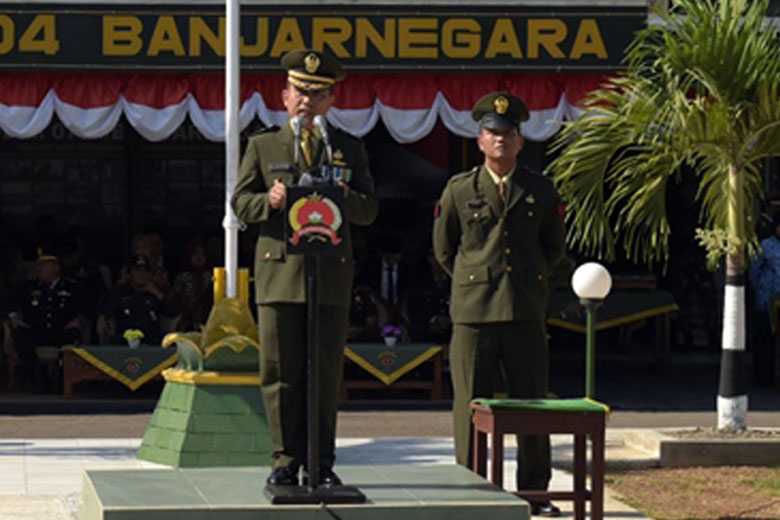 BACAKAN AMANAT: Kasdim 0704/Banjarnegara Mayor Inf Yuli Setiyono membacakan amanat Panglima TNI pada Upacara HUT ke-74 TNI di halaman Makodim Banjarnegara, Sabtu (5/10).