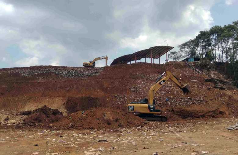 PROYEK TPA: Kendaraan berat tengah mengerjakan proyek sanitary landfill TPA Sampah Kalipancur di Desa Bedagas, Kecamatan Pengadegan, Sabtu (5/10).