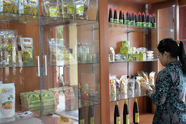 PAJANG PRODUK UMKM: Produk kuliner karya UMKM Banyumas dipajang dan diperjualbelikan di Blok A Pasar Pratista Harsa Purwokerto, Senin (7/10).