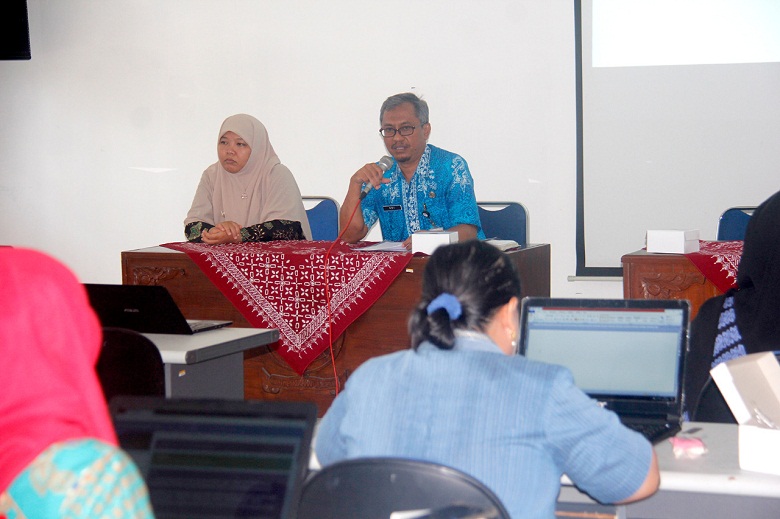 SAMPAIKAN PAPARAN: Sekretaris Dinas Kominfo Banjarnegara Setya Adi Prabayuwana menyampaikan paparan tentang manajemen pengelolaan website yang dikelola pemerintah.