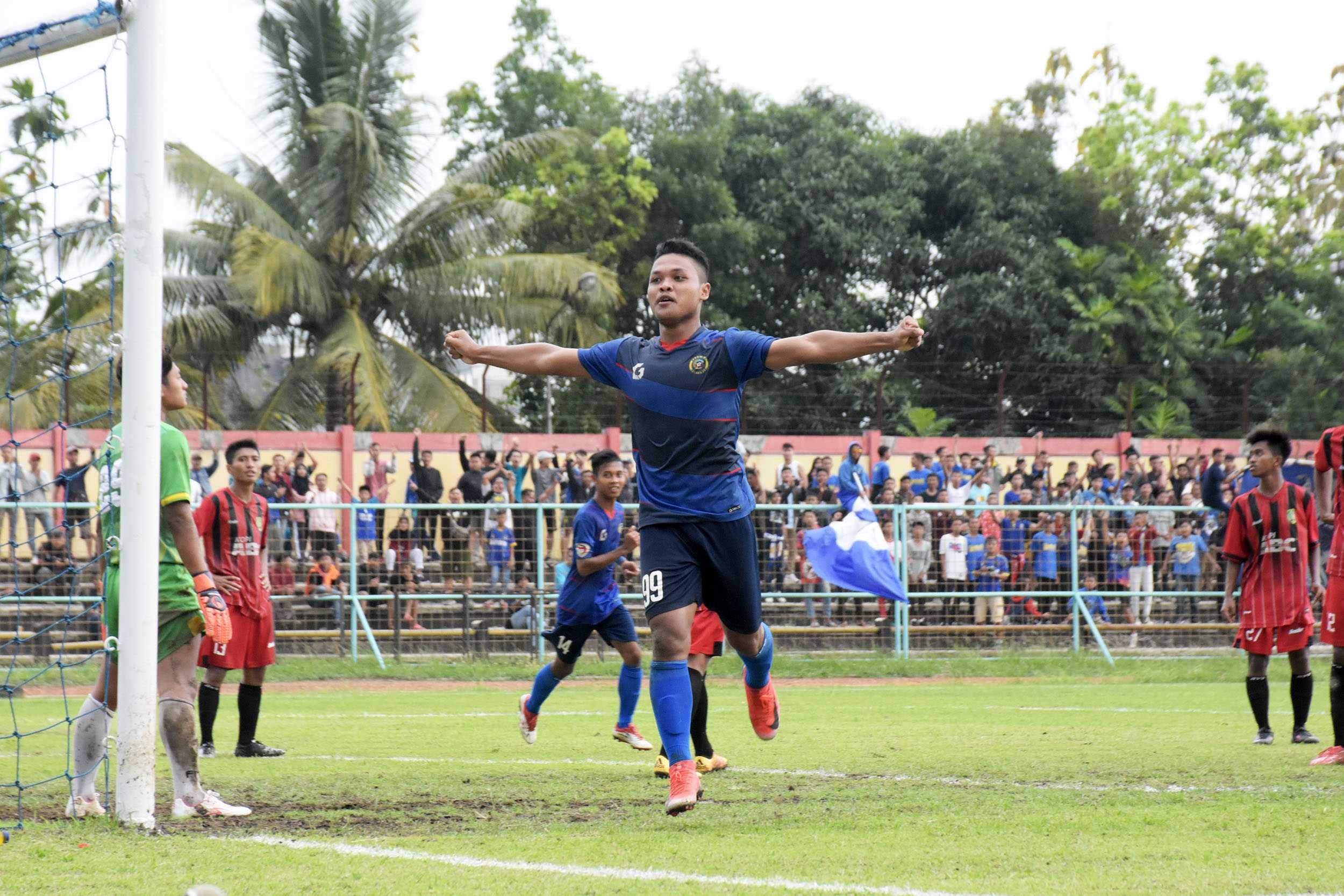 RAYAKAN GOL: Pemain Persibas, Danang Aryanto, merayakan gol ketiga Persibas dari Putra Jombang dalam pertandingan Liga 3 Jateng di Stadion Satria Purwokerto, Sabtu (24/11).