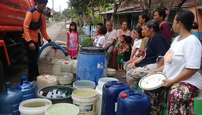 TERIMA BANTUAN: Warga Dusun Gunungtelu, Desa Gunungtelu, Kecamatan Karangpucung, Kabupaten Cilacap menerima bantuan air bersih dari BPBD bersama pihak terkait, Senin (4/5).  (SB/Akbar Teha)
