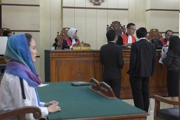 TUNJUKKAN DOKUMEN: Tim kuasa hukum Martin Pratiwi dan Ashanty menunjukkan dokumen pada majelis hakim saat sidang sengketa bisnis, di Pengadilan Negri Purwokerto, Rabu (20/11).(SB/Dian A)