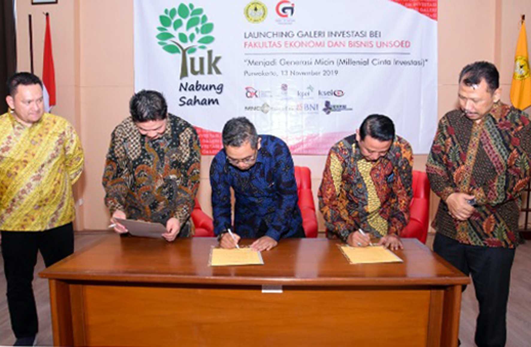 TANDATANGAN:
(dari kanan) Wakil Rektor III Unsoed, Kuat Puji Prayitno, Dekan FEB, Suliyanto, Vice President Head of Market Development BEI, Dedy Priadi, Head of Representative Office BEI Yogyakarta, Irfan Noor Riza, dan Head of Equity Retail & Online Trading MNC Sekuritas Afen Tjhong menandatangani perjanjian kerjasama galeri investasi di Laboratorium Terpadu FEB Unsoed, Rabu (13/11). (SB/dok)