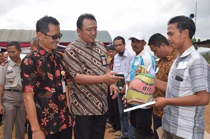 SERAHKAN BANTUAN : Asisten Ekonomi dan Pembangunan Setda Banyumas, Didi Rudwianto 
menyerahkan secara simbolis bantuan indukan ayam untuk penanggulangan kemiskinan kepada 12 
kelompok santri Tani Milenial beberapa waktu lalu. (SB/Agus W)