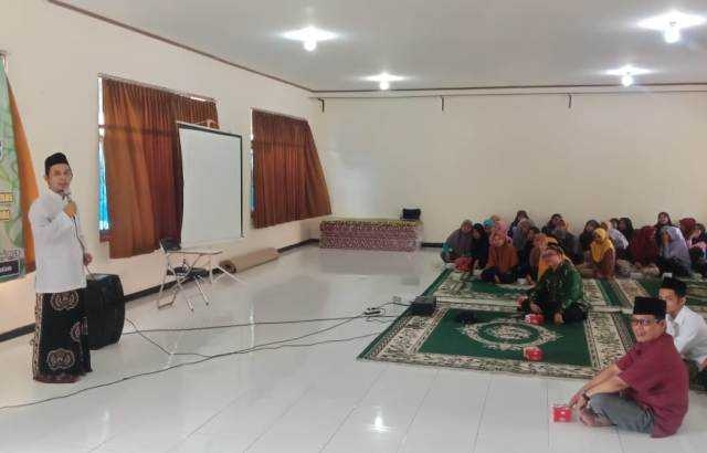 SOSIALISASIKAN PENTINGNYA KESEHATAN: Peserta kegiatan mendengarkan sosialisasi kesehatan, pengobatan dan pemeriksaan gratis yang dilaksanakan ISNU Banyumas di Ponpes Darussalam, Dukuhwaluh, Kembaran, Minggu (17/11).
