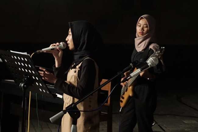 UNJUK GIGI:
Siswa SMKN 3 Banyumas unjuk gigi pada ujian musik, di sekolah setempat baru-baru ini. (SB/dok)