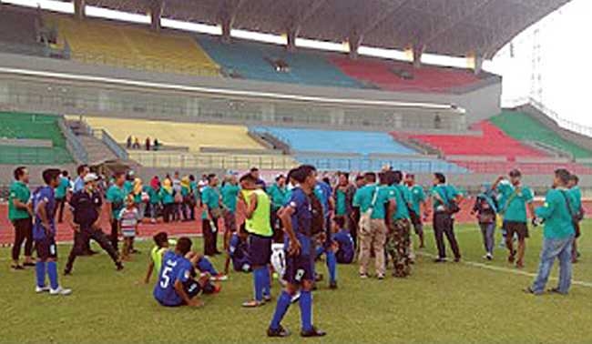 DISAMBUT: Pemain Persibas disambut Bala Ngapak usai pertandingan melawan Putra Jombang, kemarin. (SB/dok)