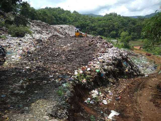 SEBELUM DIURUK: Kondisi gunungan sampah di TPA Ajibarang di Desa Tiparkidul, Kecamatan Ajibarang sebelum diuruk beberapa waktu lalu.