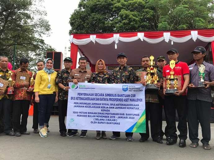 MENYALURKAN CSR : BP Jamsostek bersama Batavia Prosperindo Aset Manajemen, menyalalurkan program GN Lingkaran bagi seribu petani Banyumas. (SB/Puji)