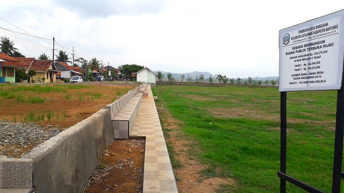 RUANG PUBLIK : Kondisi lapangan Desa Margasana Kecamatan Jatilawang usai dibenahi menjadi ruang publik terbuka hijau, Jumat (6/12) . (SB/Abdul Rohman)