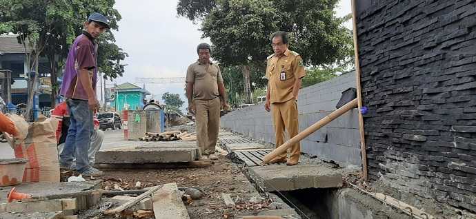 MENINJAU: Bupati Budhi Sarwono meninjau pelakanaan rehabilitasi drainase Alun-alun Banjarnegara yang diharapkan diselesaikan awal Desember ini. (SB/Suwito)