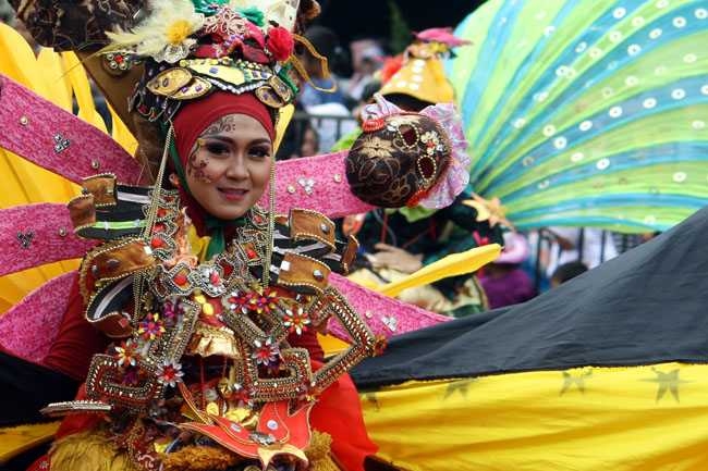 BERGANTI NAMA: Peserta menampilkan eksotisme batik dan topeng pada Banyumas Extravaganza, beberapa waktu lalu. Ajang ini berganti nama menjadi Banyumas Wera tahun ini. (SB/Nugroho PS)