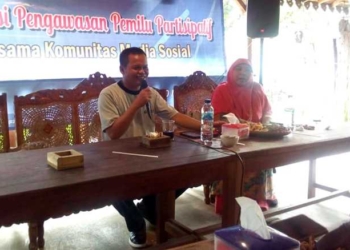 BERI PENJELASAN: Ketua Bawaslu Banjarnegara Sarno Wuragil memberikan penjelasan dalam sosialisasi pengawasan partisipatif yang diikuti pegiat media sosial.(SB/Suwito)