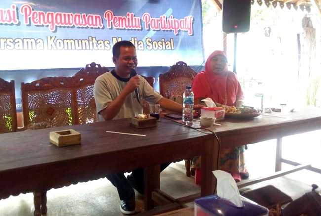 BERI PENJELASAN: Ketua Bawaslu Banjarnegara Sarno Wuragil memberikan penjelasan dalam sosialisasi pengawasan partisipatif yang diikuti pegiat media sosial.(SB/Suwito)