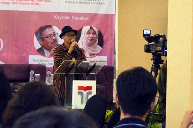 BERPIDATO:
Rektor IT Telkom Purwokerto, Ali Rokhman (bertopi) berpidato saat membuka Seminar Nasional Towards Society 5.0 di Hotel Java Heritage, Purwokerto, Sabtu (30/11). (SB/dok)