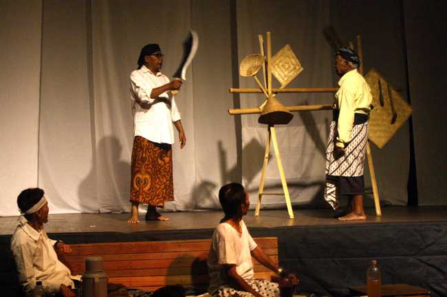 BEGALAN: Seniman komunitas Teater Kiye BAE menyisipkan adegan begalan pada pagelaran Wayang Jemblung dengan naskah "Dialog Gandari", di Gedung Teater Taman Budaya Soetedja, Selasa (3/12). (SB/NP Sukmono)