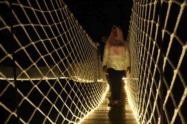 Hutan Pinus Limpakuwus Luncurkan Wahana Golden Bridge