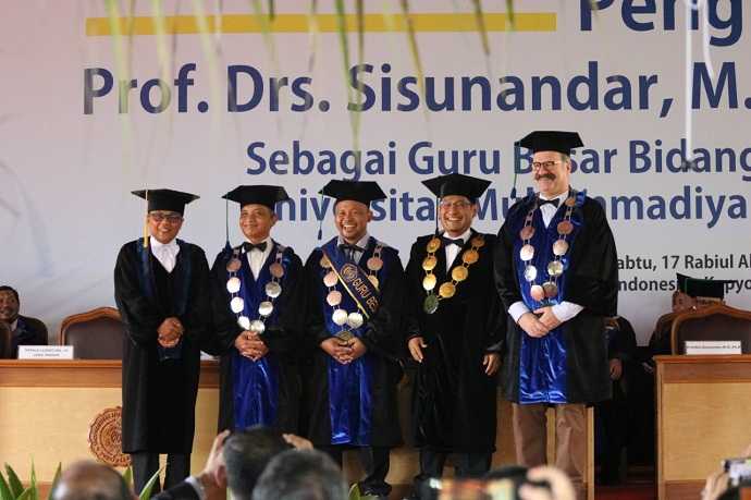 DIKUKUHKAN JADI GURU BESAR:  Prof Drs Sisunandar MSi PhD (tengah) usai dikukuhkan sebagai guru besar ketujuh oleh Rektor UMP, Dr Anjar Nugroho, Sabtu lalu. (SB/dok)