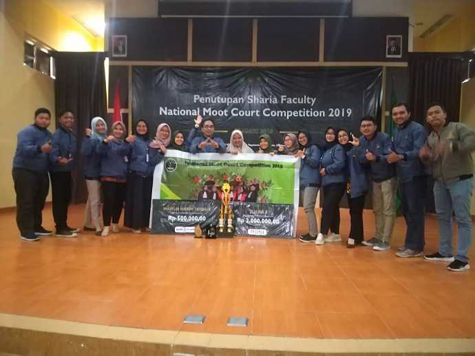 JUARA: Kontingen IAIN Purwokerto foto bersama setelah berhasil meraih prestasi dalam Syariah Faculty Nasional Moot Court Competition (SFNMCC) di UIN Sunan Kalijaga Yogyakarta, beberapa waktu lalu. (SB/dok)