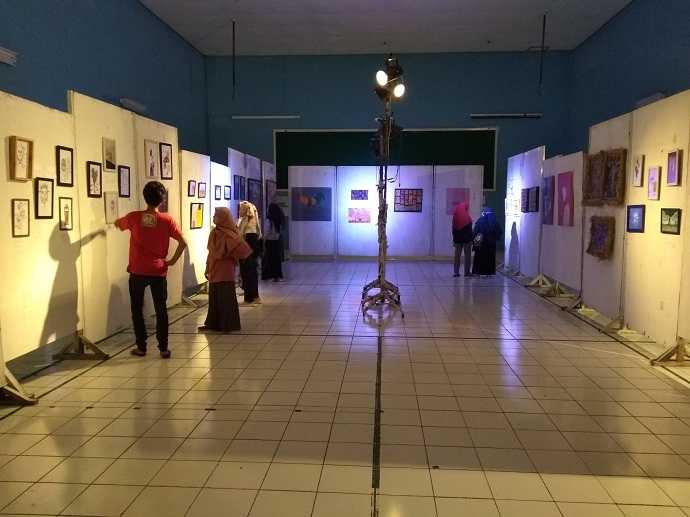 PAMERAN: Pengunjung melihat koleksi lukisan dalam pameran bertajuk ART Freedom ke-6,yang digelar Unit Kegiatan Mahasiswa (UKM) Senru atau seni rupa IAIN Purwokerto, di gedung student center IAIN Purwokerto. (SB/dok)