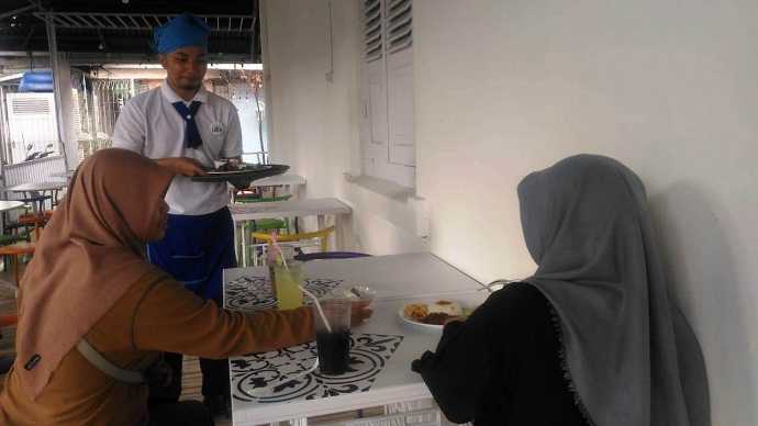 MENYAJIKAN MAKANAN : Pelayanan Kantin Lodji menyajikan menu makanan kepada pengunjung.  (SB/Puji )