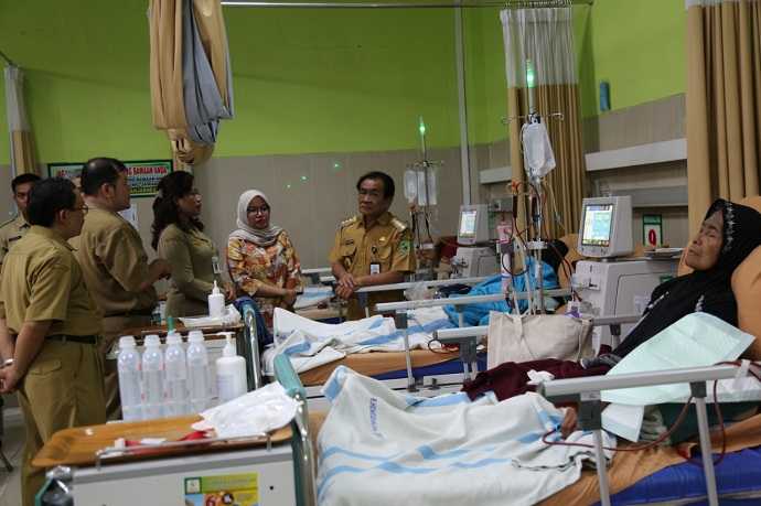 INSTALASI HEMODIALISA: Bupati Budhi Sarwono meninjau instalasi hemodialisa RSUD Banjarnegara saat melakikan kunjungan, Selasa (3/12). (SB/Suwito)