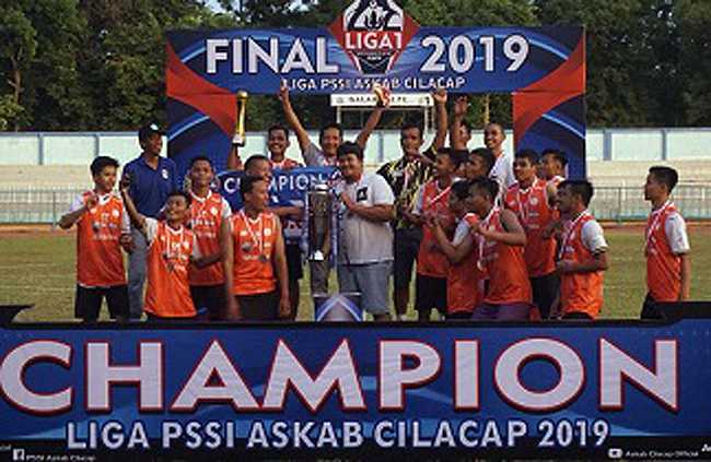 JUARA: Tim juara Liga 2 Askab Cilacap, Mer-c saat menerima hadiah, di Stadion Wijayakusuma Cilacap, Sabtu (21/12). (SB/dok)
