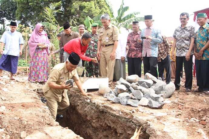 BATU PERTAMA: Wabup Syamsudin meletakkan batu pertama pembangunan Masjid Rochmat Al 'Amin di Kelurahan Parakancanggah, Kecamatan Banjarnegara, Senin (2/12). (SB/Suwito)