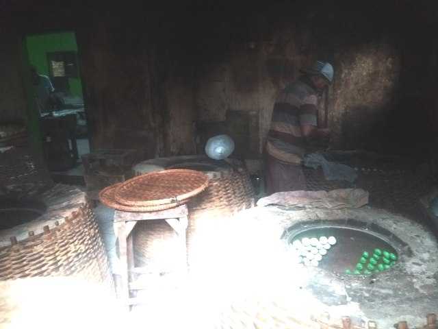 PRODUKSI NOPIA: Perajin Nopia Mino di Desa Pekunden, Kecamatan Banyumas saat memproduksi nopia di rumahnya belum lama ini.