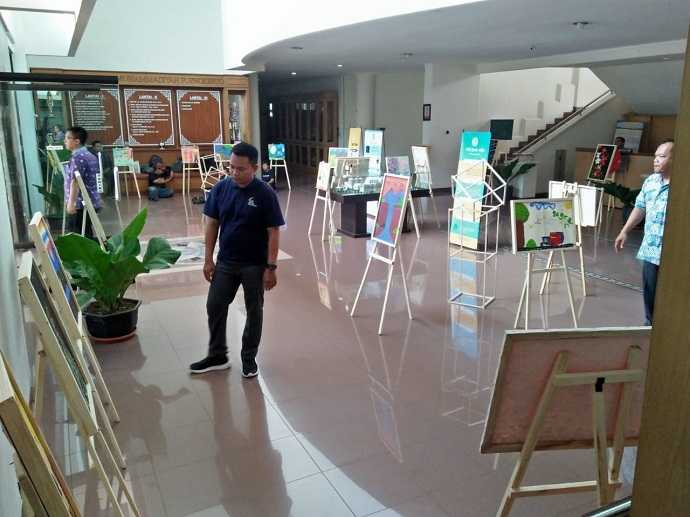 PAMERAN KARYA ABK: Puluhan lukisan goresan karya anak-anak berkebutuhan khusus dipamerkan di kampus Universitas Muhammadiyah Purwokerto, mulai Jumat (6/12) hingga Minggu (8/12). (SB/Agus)