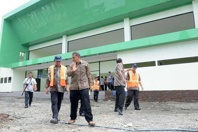SAFARI PEMBANGUNAN : Bupati Achmad Husein meninjau proses pembangunan rumah sakit mata di Tanjung Elok, Purwokerto Selatan, Rabu (4/12). (SB/Dian A)