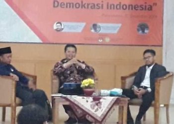 DISKUSI EVALUASI PEMILU 2019 : Pengamat politik dari FISIP Unsoed, Ahmad Sabiq (tengah) bersama komisioner KPU Banyumas, Yasum Surya Mentari dan Hanan Wiyoko (moderator), saat tampil dalam diskusi Pemilu 2019. Masa Depan Demokrasi Indonesia, di Aula FISIP Unsoed, Selasa (10/12).(20) (SB/Agus)