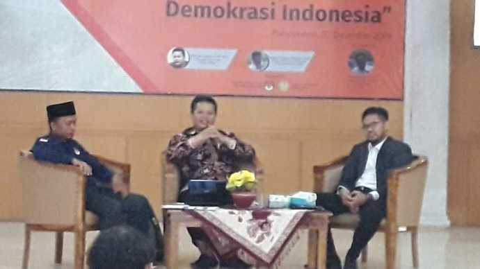 DISKUSI EVALUASI PEMILU 2019 : Pengamat politik dari FISIP Unsoed, Ahmad Sabiq (tengah) bersama komisioner KPU Banyumas, Yasum Surya Mentari dan Hanan Wiyoko (moderator), saat tampil dalam diskusi Pemilu 2019. Masa Depan Demokrasi Indonesia, di Aula FISIP Unsoed, Selasa (10/12).(20) (SB/Agus)