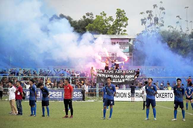 BERNYANYI BERSAMA: Pemain dan suporter Persibas Banyumas menyanyikan lagu tema (anthem) usai pertandingan Liga 3 Jateng melawan Persikasi Bekasi, di Stadion Satria Purwokerto, Senin (2/12)