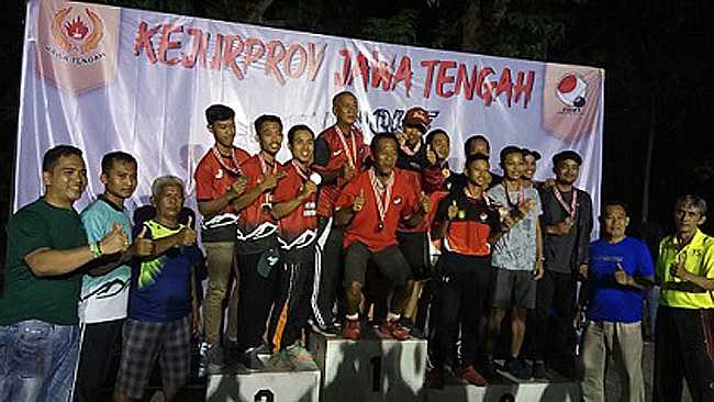 HADIAH: Pemain Petanque Banyumas usai penyerahan hadiah di Kejurprov Jateng. (SB/dok).
