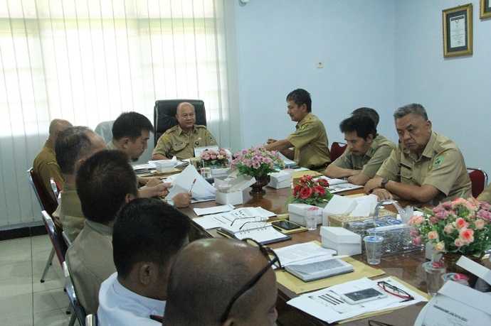 RAKOR TPID: Sekda Banjarnegara Indarto memimpin rapat koordinasi Tim Pengendali Inflasi Daerah (TPID) untuk mengantisipasi lonjakan permintaan berbagai komoditas menjelang Natal dan Tahun Baru 2020. (SB/Suwito)