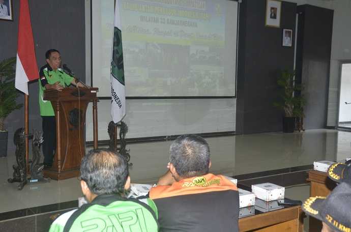 BERI PENGARAHAN: Ketua Umum RAPI Banjarnegara Sutedjo Slamet Utomo memberikan pengarahan saat pembekalan teknik penanganan bencana yang diikuti oleh 180 anggota dan simpatisan RAPI. (SB/Suwito)