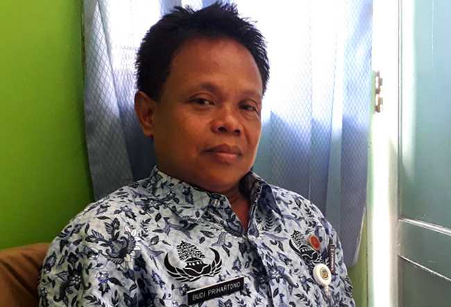 BERI KETERANGAN : Koordinator Balai Penyuluh Pertanian (BPP) Kecamatan Rawalo, Budi Prihartono memberikan keterangan kepada Suara Banyumas di kantornya., kemarin (SB/ Abdul Rohman)