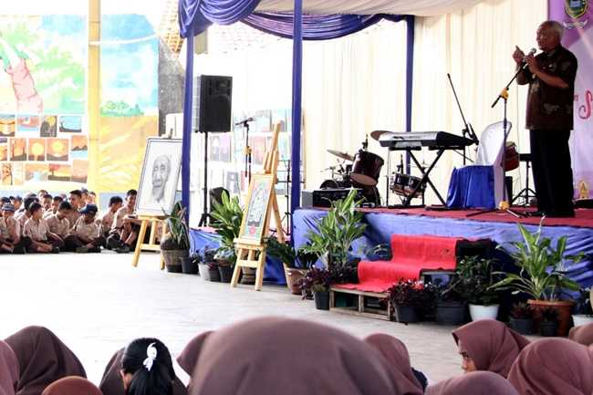 BERI SAMBUTAN: Wabup Banjarnegara Syamsudin memberikan sambutan pada pembukaan Pameran dan Pentas Seni Siswa di SMPN 5 Banjarnegara.(SB/Suwito)