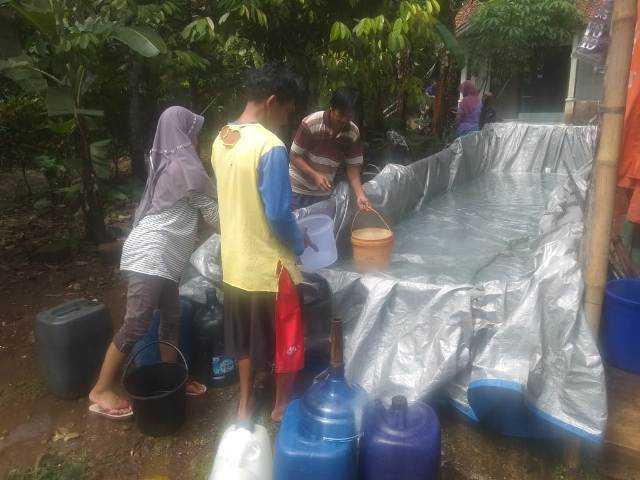 AMBIL AIR: Sejumlah warga Dusun Karangmangu, Desa Semedo, Kecamatan Pekuncen mengambil air bantuan kiriman dari BPBD Banyumas kemarin.