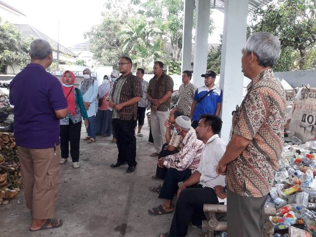 KUNJUNGI TPST 3R: Peserta sosialisasi pengelolaan sampah Desa Pangebatan, Kecamatan Karanglewas saat mengunjungi TPST 3R Purwokerto Wetan, Purwokerto, beberapa waktu lalu.